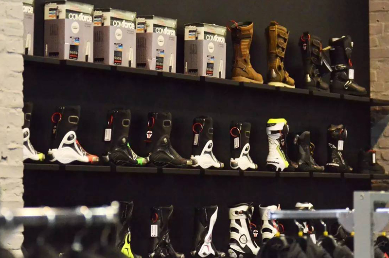 摩托車裝備實(shí)體店俱樂(lè)部裝修效果圖